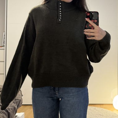 Maglione in maglia verde scuro con pattina di bottoni