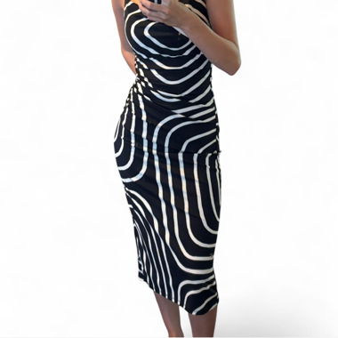 Robe ajustée avec motif géométrique noir et blanc.