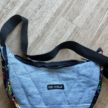 Handgemachte Bauchtasche aus recycelten Jeans