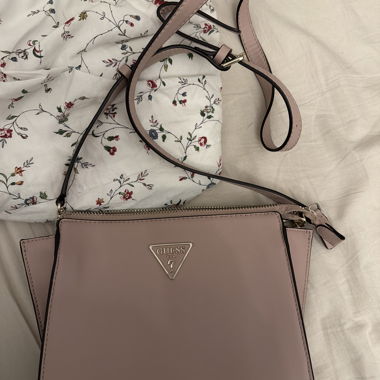 Borsa a tracolla rosa Guess