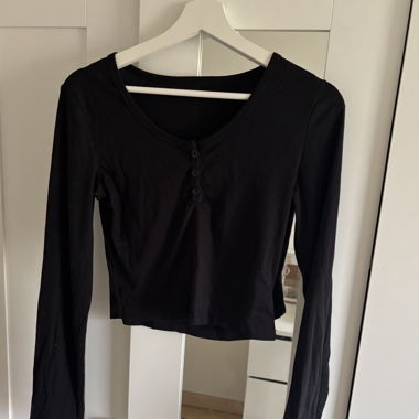 Schwarzes Langarmshirt mit Knopfleiste