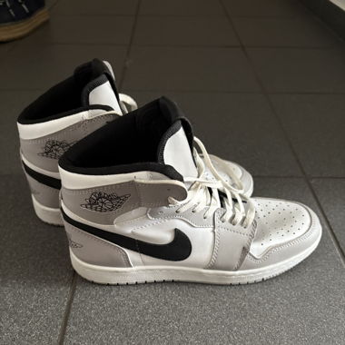 JORDAN 1 Mid Light Smoke Grey