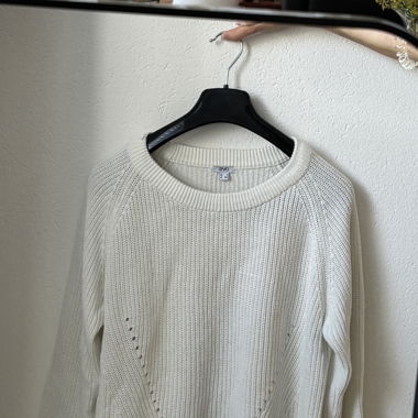 Weisser Strickpullover