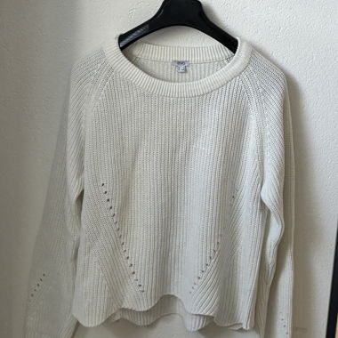 Weisser Strickpullover