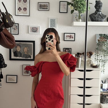 Mini abito rosso scollato sulle spalle