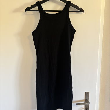 Robe noire à fines bretelles