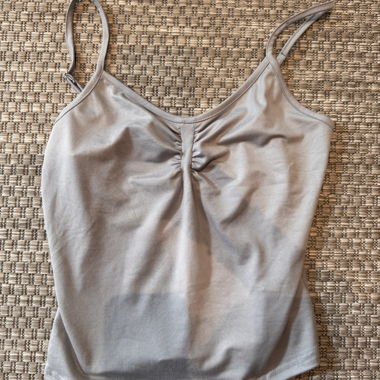 Top in raso con spalline sottili