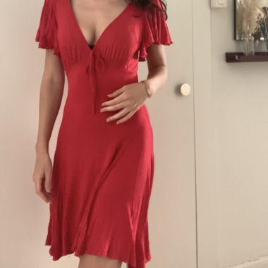 Robe rouge à volants avec motif à pois  