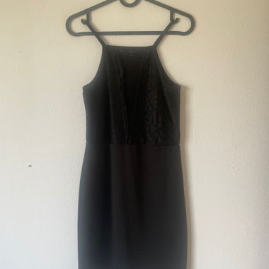 Abito nero con inserti in pizzo