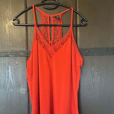 rotes Vero Moda Trägershirt mit Spitze Grösse M 