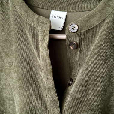 Robe en velours côtelé olive