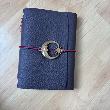 Carnet en cuir avec élastique et breloques