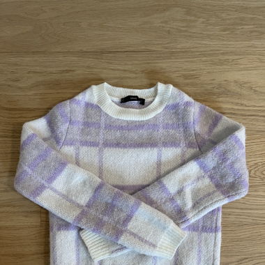 Pull blanc et violet