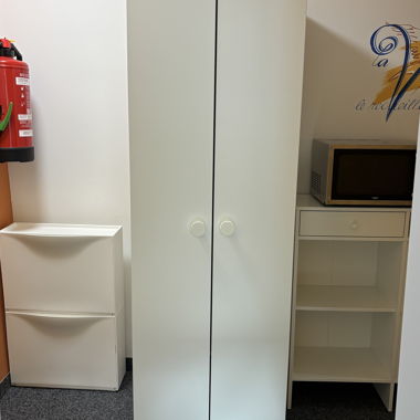 Armoire-penderie blanche à deux portes