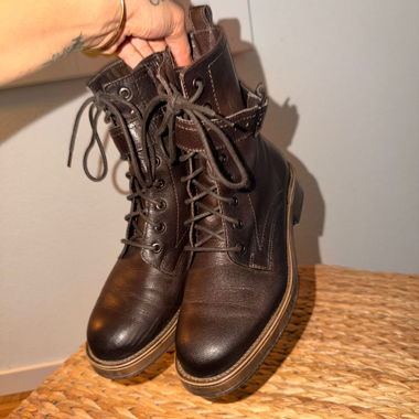 Braune Lederschuhe