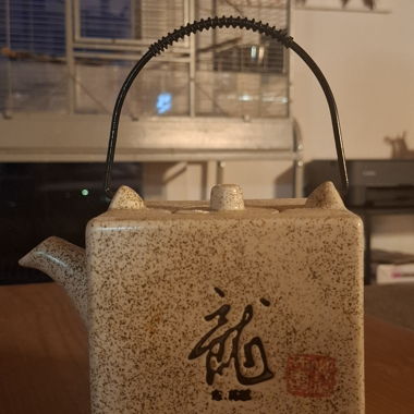 Théière carrée en céramique avec anse métal