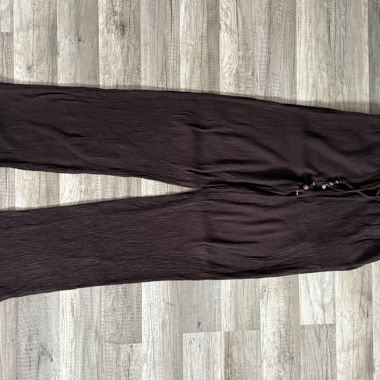 Pantalon marron foncé avec détails de perles