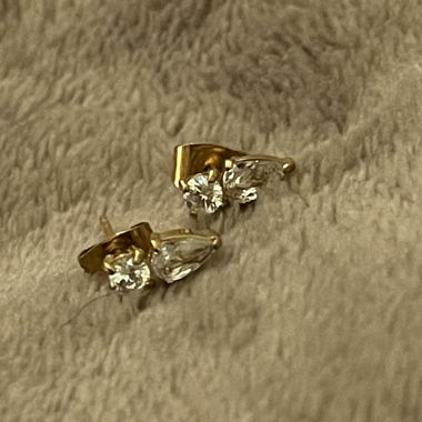 Set aus 2 paar goldenen Ohrsteckern