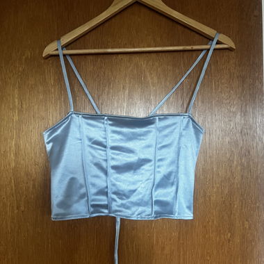 Top corto in satin azzurro con spalline