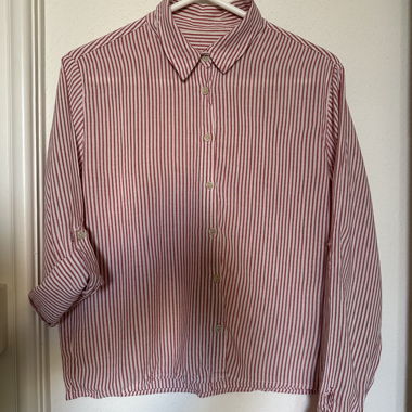 Blusa a righe con colletto
