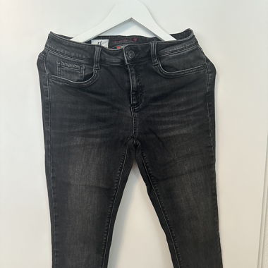 schwarze Jeans