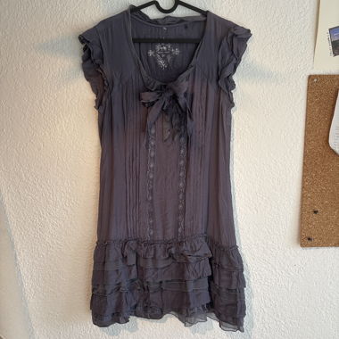Robe courte bleu-gris à volants