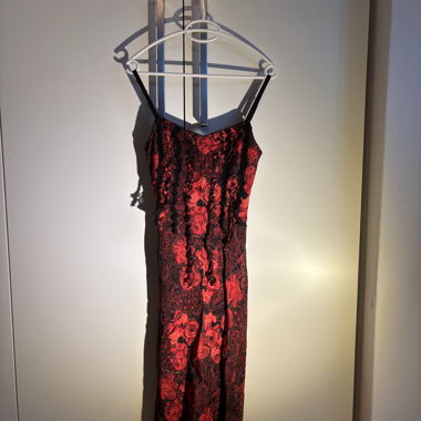 Abito in pizzo rosso e nero