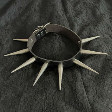 Spiky choker