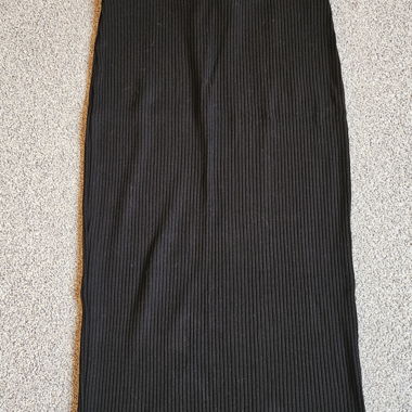 Black fitted skirt