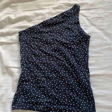 Haut à une épaule avec pois