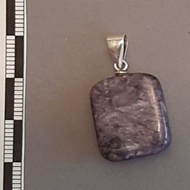 Ciondolo in pietra viola (charoite)