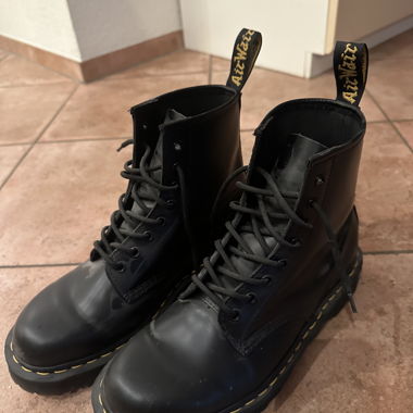 Stivali neri stringati Dr. Martens
