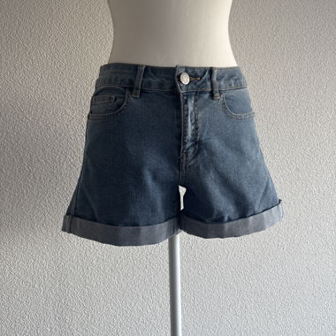 Shorts di jeans blu con risvolto