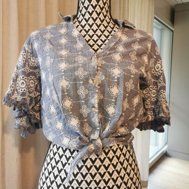Embroidered short-sleeve blouse with tie knot