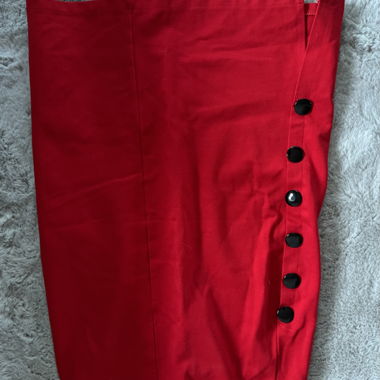 Jupe rouge à patte boutonnée