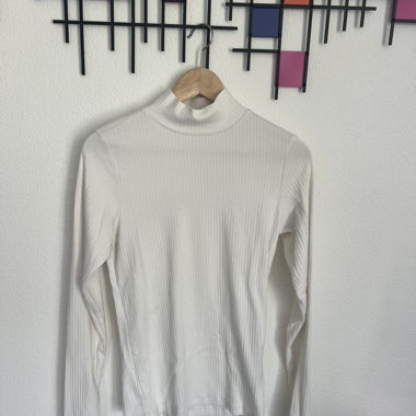 Weisses Langarmshirt mit kurzem Stehkragen