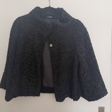 Schwarze Kurzjacke aus Teddyfell