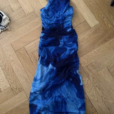 Abito lungo blu senza maniche