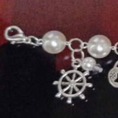 Bracelet avec perles et pendentifs
