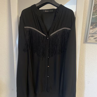 Blouse noire à franges