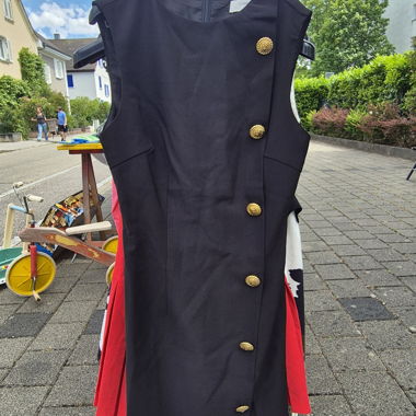 Schwarzes ärmelloses Kleid