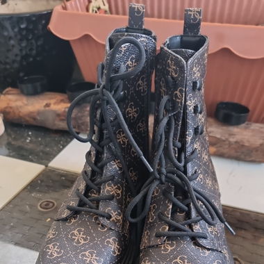 Gesse Schuhe  sinde wei nue 