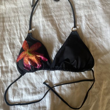 Schwarzes Bikini-Top mit Blumenprint