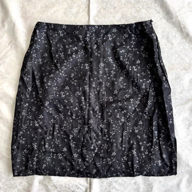 Gonna mini in tessuto leggero con ricamo floreale completo, Made in Italy