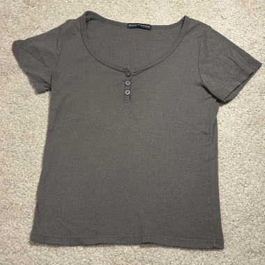 T-shirt grigio con bottoni