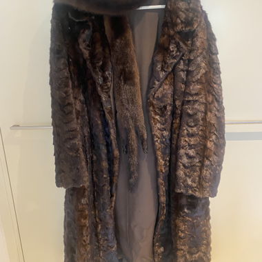 Cappotto in pelliccia con sciarpa