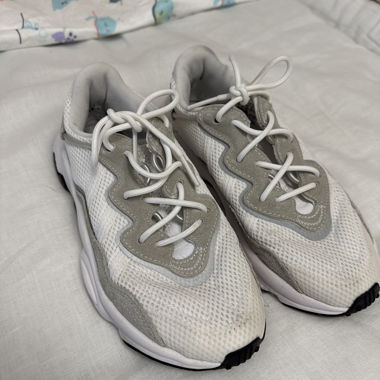 Weisse Sportschuhe mit Schnürung