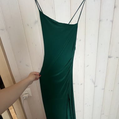 Grünes Kleid mit offenem Rücken
