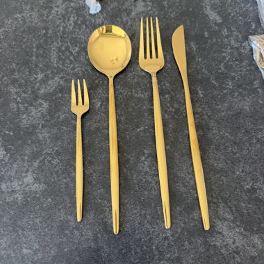 Set di posate dorato