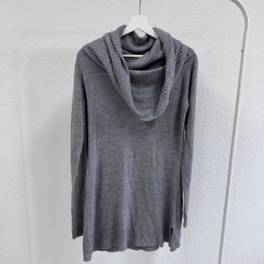 graues Pulloverkleid mit Wasserfallausschnitt